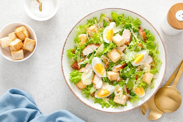 Ensalada César con pechuga de pollo a la parrilla crotones de huevo duro queso parmesano ensalada verde lechuga y aderezo