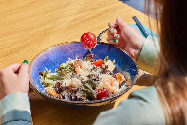 Ensalada César con picatostes huevos de codorniz tomates cherry y pollo a la parrilla