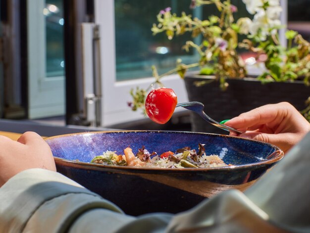 Ensalada César con picatostes huevos de codorniz tomates cherry y pollo a la parrilla