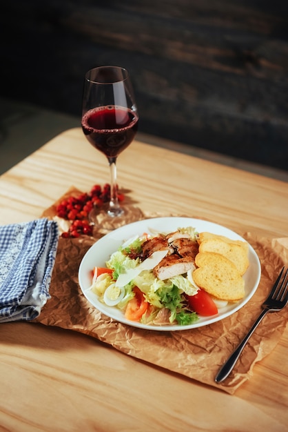 Ensalada César con picatostes, huevos de codorniz, tomates cherry