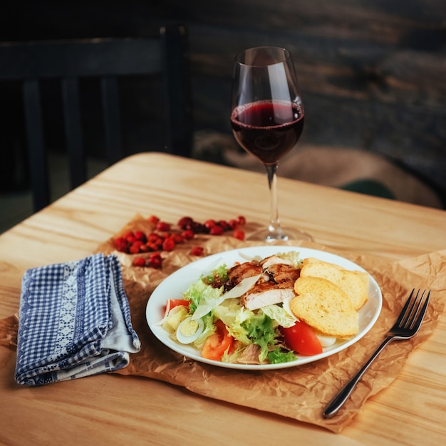 Ensalada César con picatostes, huevos de codorniz, tomates cherry