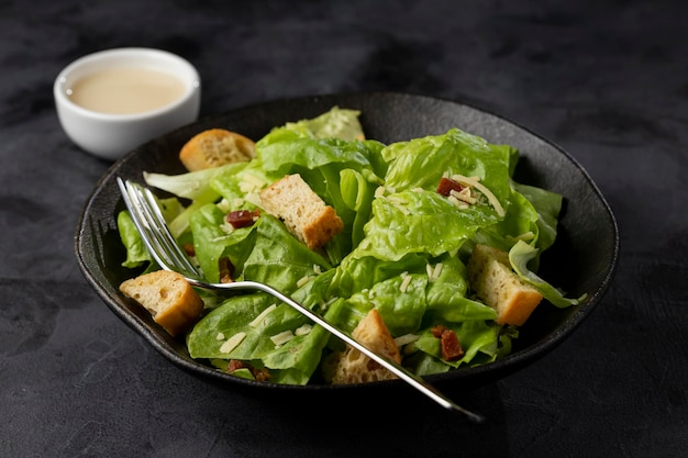 Ensalada César con picatostes y tocino.