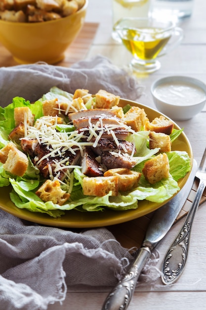 Ensalada César en un plato amarillo