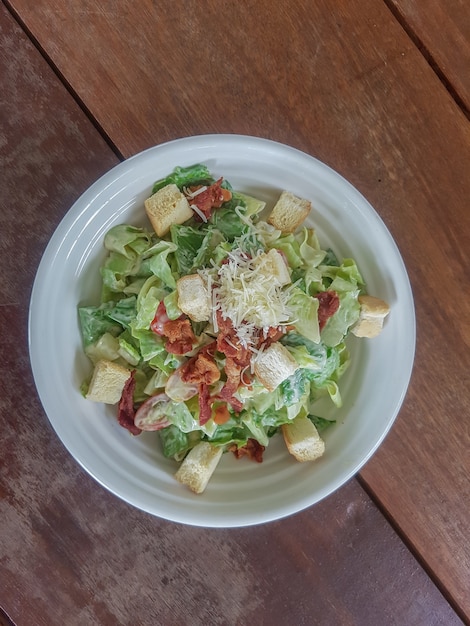 Ensalada César en un plato con espacio de copia es un menú en el restaurante.