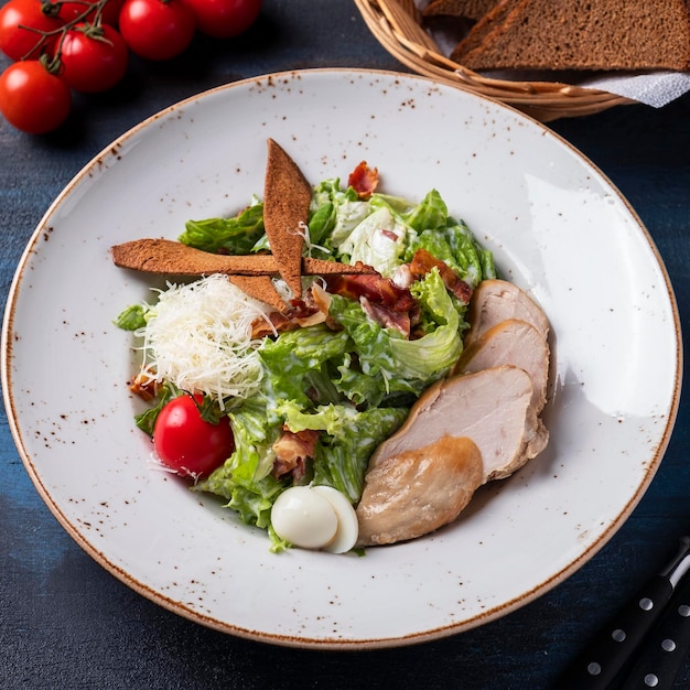 Ensalada César en un plato Vista superior Primer plano