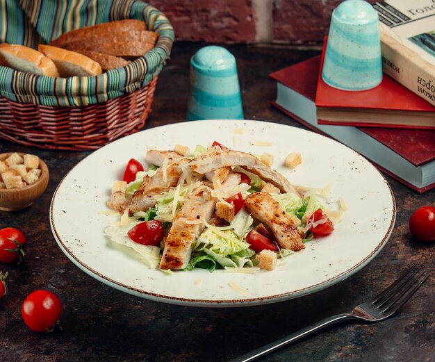 ensalada cesar en un plato