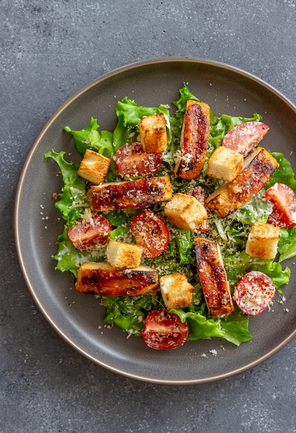 Ensalada César con pollo. Alimentación saludable. Dieta. Recetas de platos nacionales.