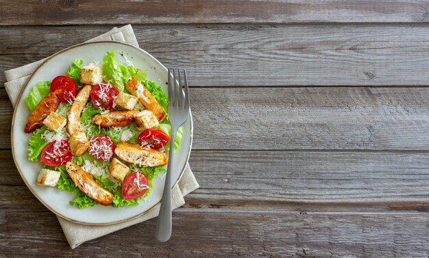 Ensalada César con pollo. Alimentación saludable. Dieta. Recetas.