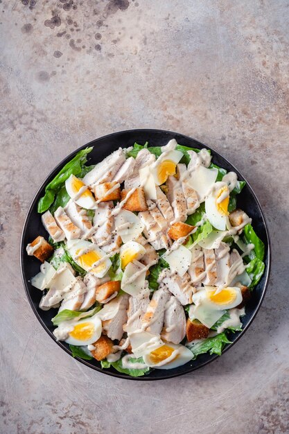 Ensalada césar de pollo a la parrilla con picatostes crujientes