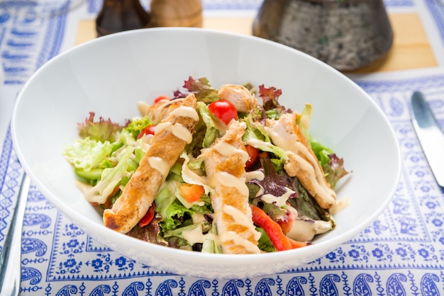 Ensalada César de Pollo a la Plancha con Queso y Crutones