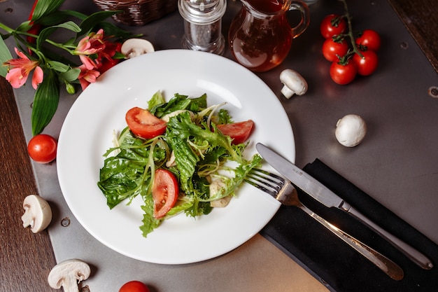 Ensalada César con pollo, tomates cherry, lechuga