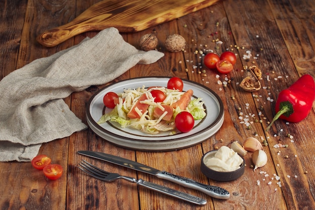 Ensalada César con salmón en plato blanco sobre mesa de madera. Ensalada de mariscos sabrosa.