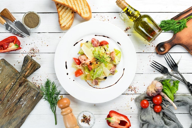 Ensalada César con salmón y verduras frescas Vista superior Espacio libre para el texto