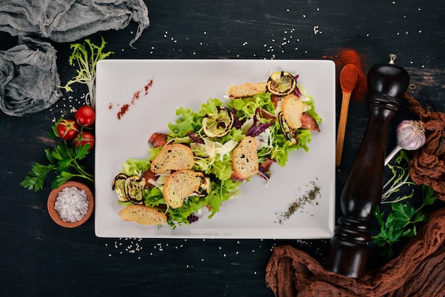 Ensalada César con salmón Vista superior Sobre un fondo de madera Espacio de copia