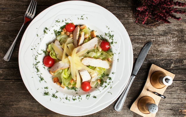 Ensalada César Saludable con Queso y Crutones