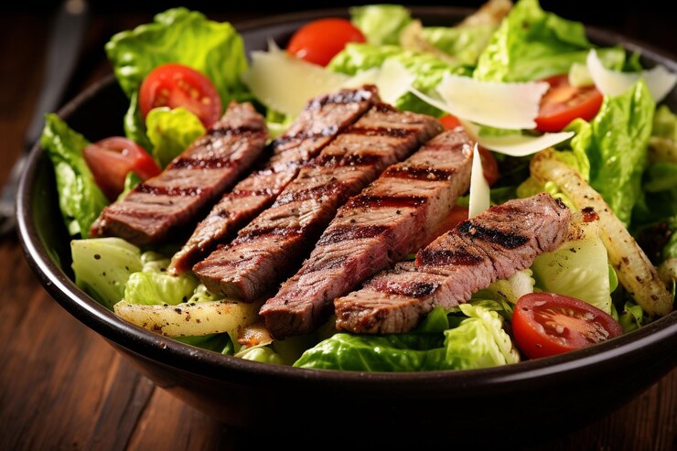 Foto ensalada césar con tiras de bistec a la parrilla