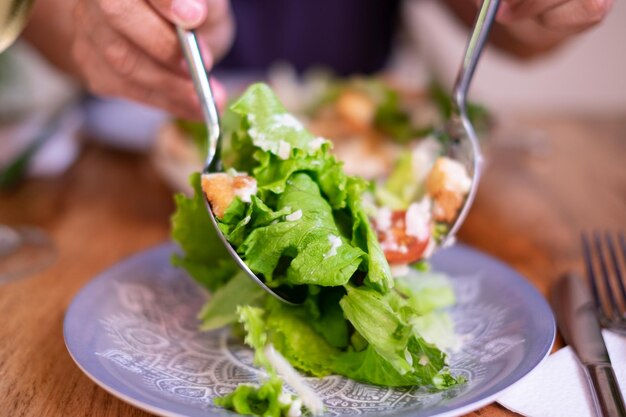 Ensalada César tradicional con lechuga verde queso parmesano picatostes de pollo y aderezo