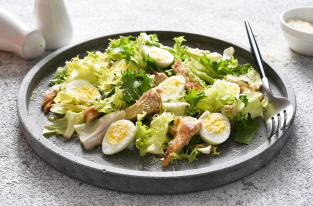 Ensalada césar tradicional con pollo a la parrilla y parmesano