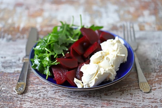 Ensalada ceto con remolacha, rúcula y queso mascarpone.