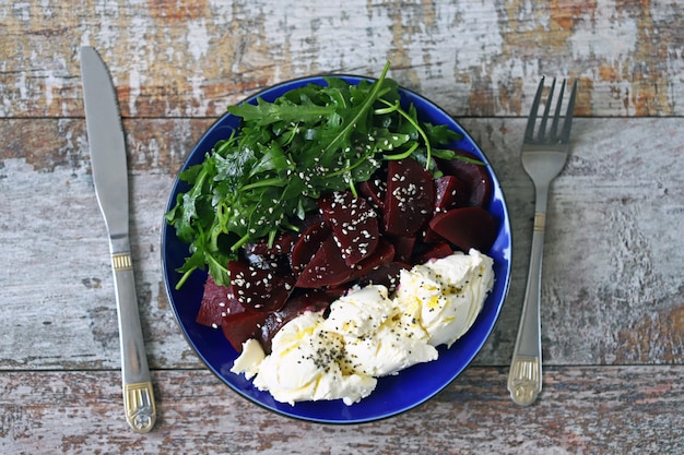 Ensalada ceto con remolacha, rúcula y queso mascarpone.