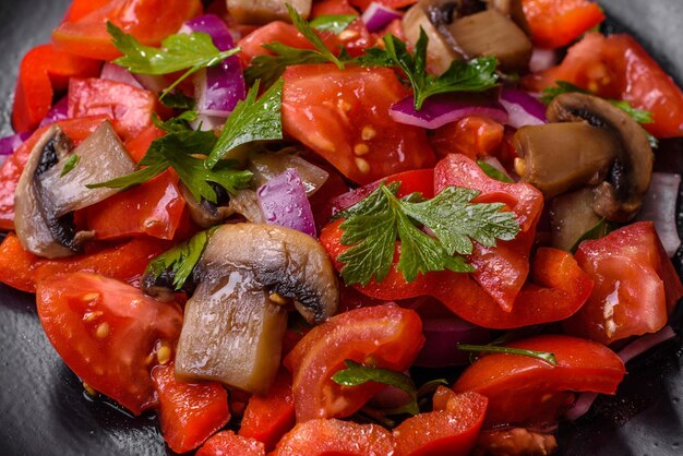 Una ensalada de champiñones al horno tomates cebollas perejil especias y hierbas