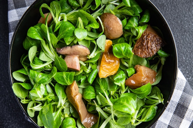 Ensalada De Champiñones En Escabeche Rodajas Merienda Comida Comida En La Mesa Copia Espacio Comida Fondo Rústico