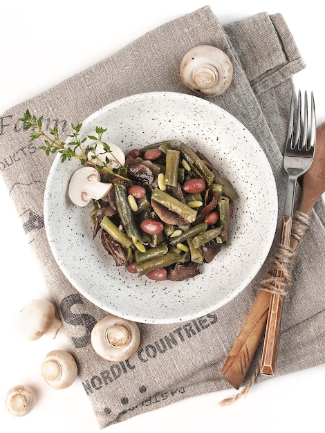 Ensalada de champiñones y frijoles sobre fondo blanco aislado