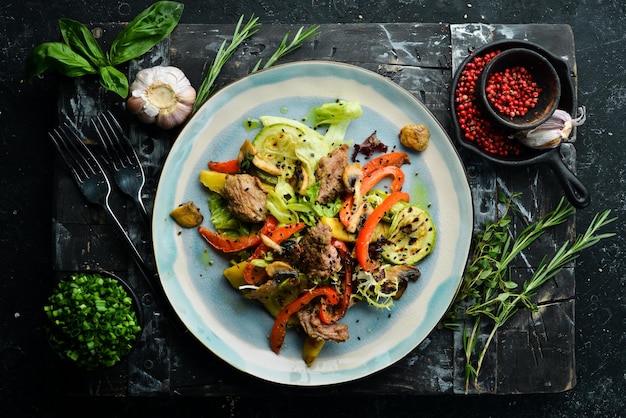 Ensalada con champiñones de ternera y calabacín Vista superior Estilo rústico