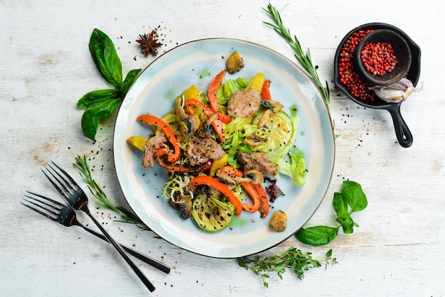 Ensalada con champiñones de ternera y calabacín Vista superior Estilo rústico