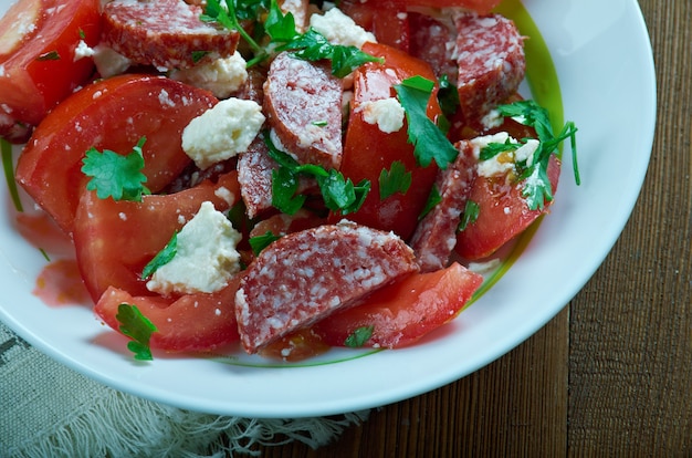 Ensalada de chorizo, tomate y queso feta.Cocina mediterránea.