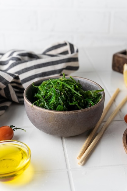 Foto ensalada chuka asiática con minerales y vitaminas