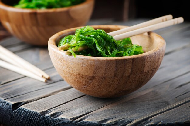 Ensalada chuka japonesa tradicional en la mesa de madera