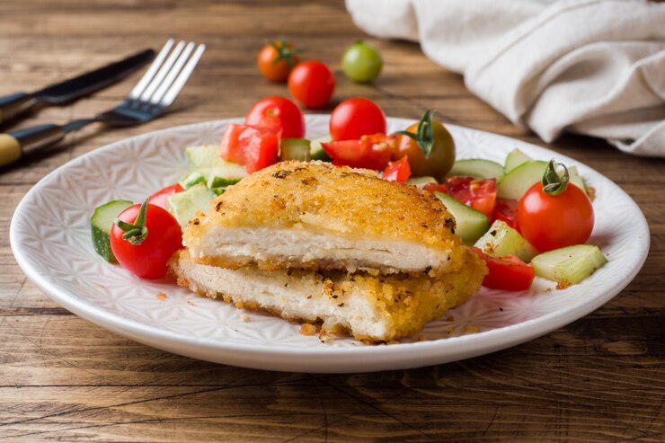 Ensalada de chuleta de pollo y pepino con tomate