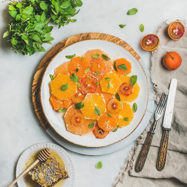 Ensalada de cítricos frescos con cultivo cuadrado de menta y miel