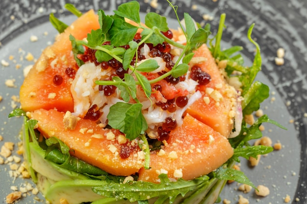 Ensalada de cítricos con salmón, pomelo y aguacate.