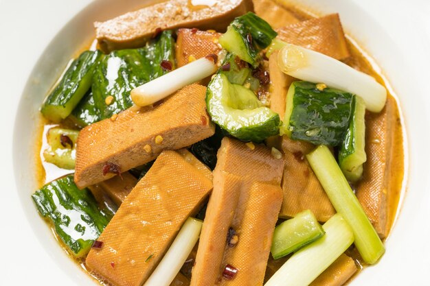 Ensalada clásica de guarnición, tofu estofado