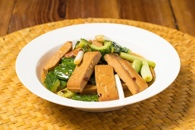 Ensalada clásica de guarnición, tofu estofado