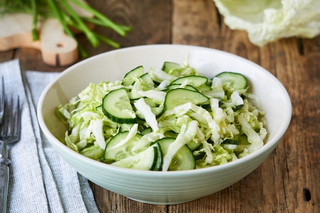 Foto ensalada con col china fresca y pepinos en un tazón