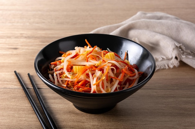 Ensalada de col china saludable en un tazón sobre una mesa de madera