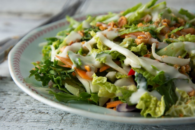 Ensalada de col dulce - ensalada vegetariana saludable con col, huevos, verduras, zanahorias y mayonesa.