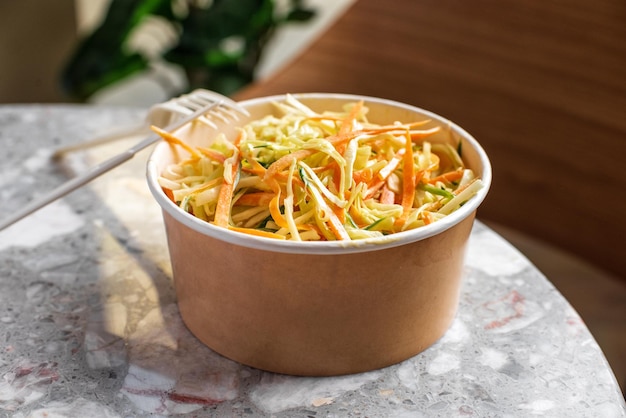 Ensalada de col fresca en un tazón sobre fondo de piedra gris Concepto Comida para fiestas Comida rápida Almuerzo saludable