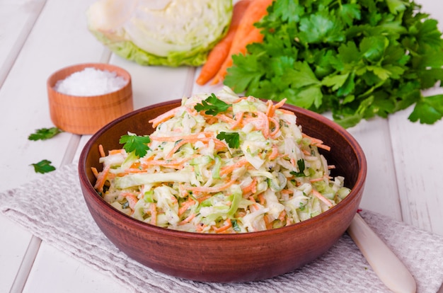 Ensalada de col fresca en un tazón