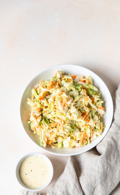 Ensalada de col hecha de repollo blanco rallado, zanahoria rallada y ruibarbo con mayonesa