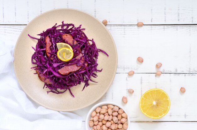 Ensalada de col lombarda, salami y maní