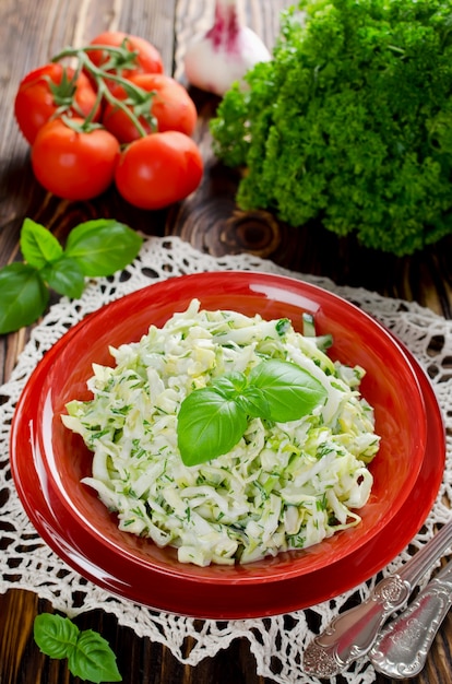 Ensalada de col con pepino en un bol