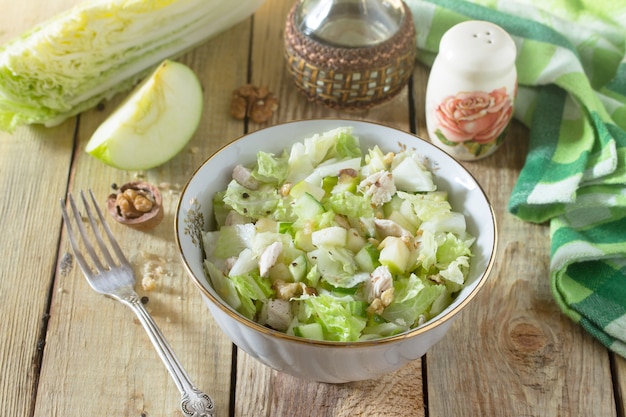 Ensalada de col, pollo, manzana, pepino y nueces