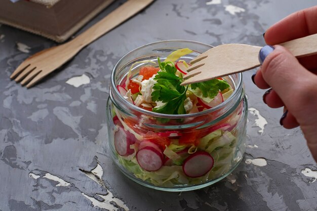 Ensalada con col, rábano y queso feta en tarro