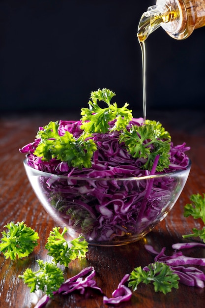 Ensalada de col roja y aderezo con aceite de oliva