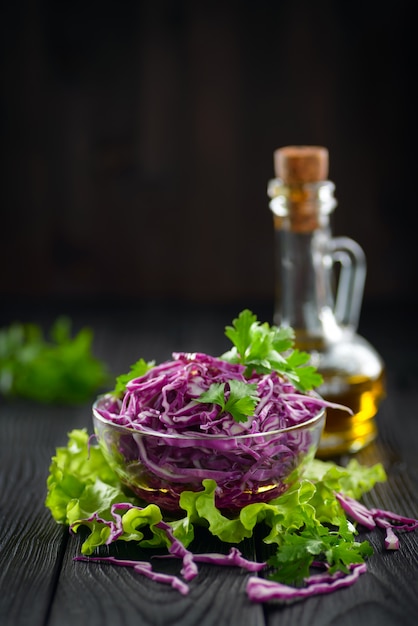 Ensalada de col roja vegetariana con aceite de oliva, concepto de una dieta saludable