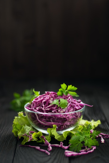 Ensalada de col roja vegetariana, concepto de una dieta saludable